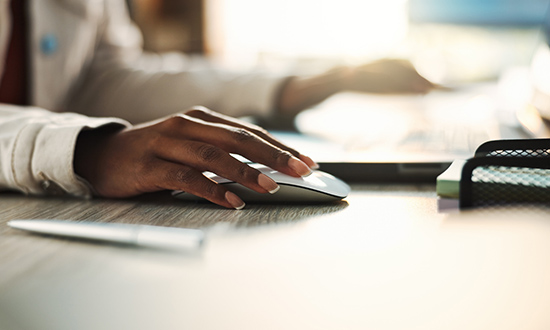  Llun agos o law yn defnyddio llygoden gyfrifiadurol